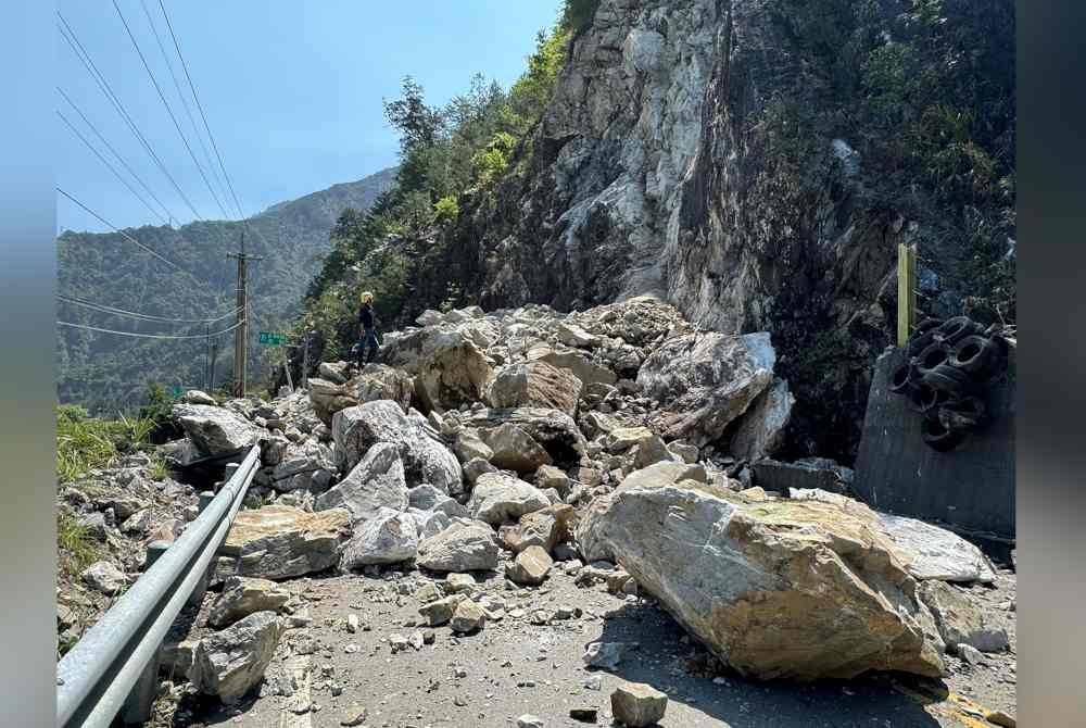 Beberapa ketulan batu besar menghalang sebahagian jalan di bahagian lebuh raya di Taichung selepas gempa bumi besar melanda timur Taiwan. - AFP