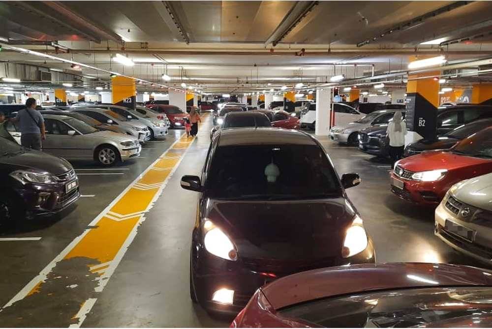 Keadaan tempat letak kereta di sebuah pusat beli-belah di Shah Alam pada Jumaat akibat sistem perbankan yang tergendala.