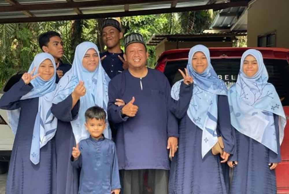 Gambar kenangan keluarga pada Aidilfitri pada tahun lalu.
