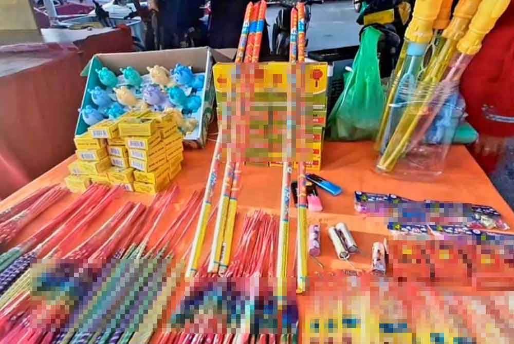 Seorang peniaga di bazar Ramadan Ayer Lanas di Jeli tidak sempat menikmati keuntungan hasil jualan mercun dan bunga api apabila barangan itu dirampas pada Khamis. Gambar hiasan