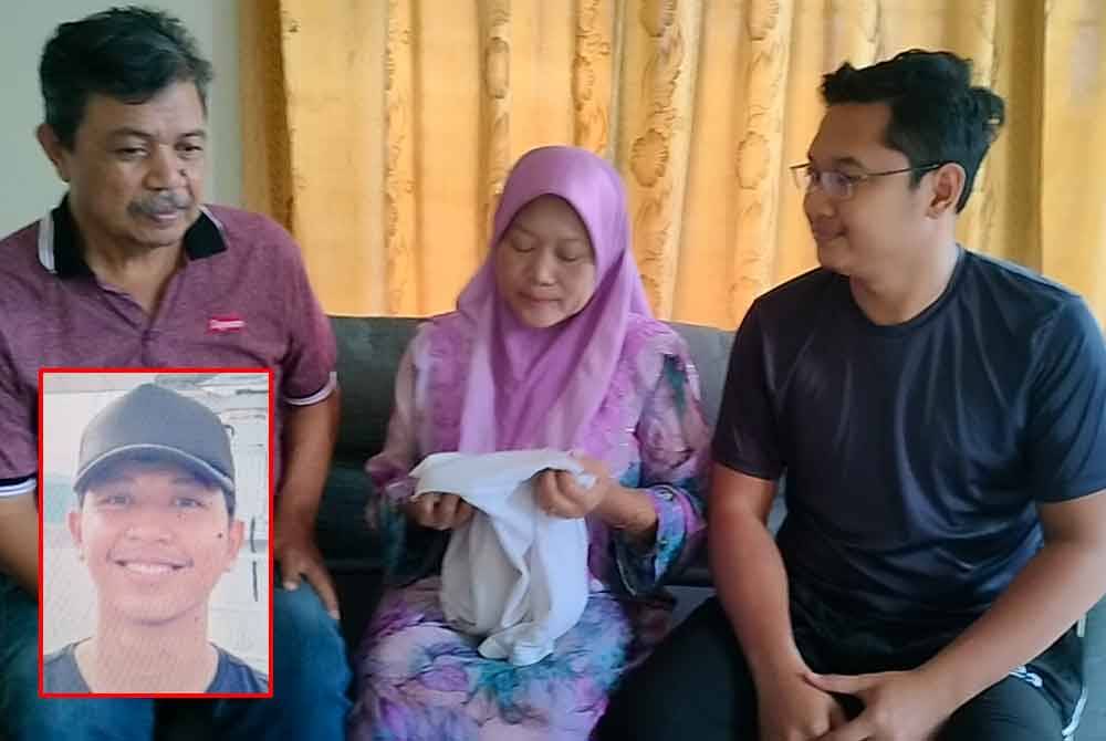 Saniah ( tengah) bersama Ishak (kiri) dan Mirza melihat baju Akmal (gambar kecil) yang menjadi kenangan.