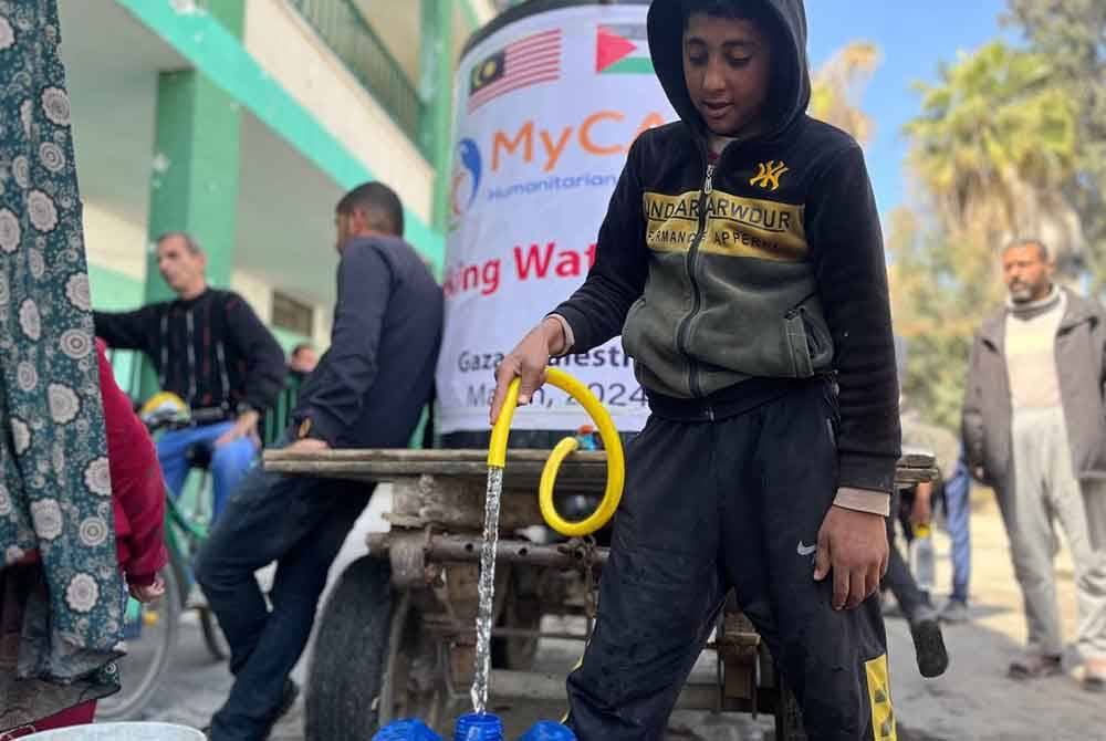 Penduduk di kem pelarian di Gaza mengambil bekalan air bersih yang disumbangkan rakyat Malaysia menerusi usaha MyCARE bagi memastikan mereka terus mendapat bekalan air bersih sepanjang Ramadan.