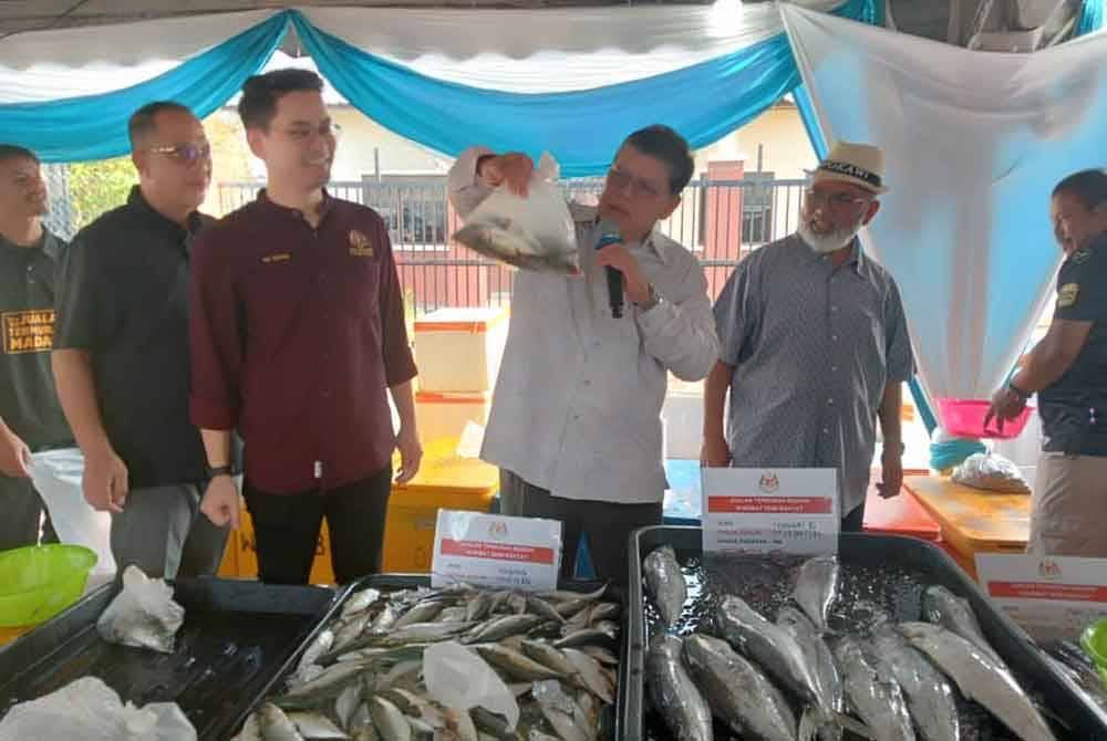 Syed Abu Hussin Hafiz (dua dari kanan) bersama Johari (tiga dari kanan) dan Dr Mohammed Taufiq (dua dari kiri) di Jualan Termurah Madani barangan basah dan kering di Taman Rekreasi Bandar Perdana, Sungai Petani pada Sabtu.
