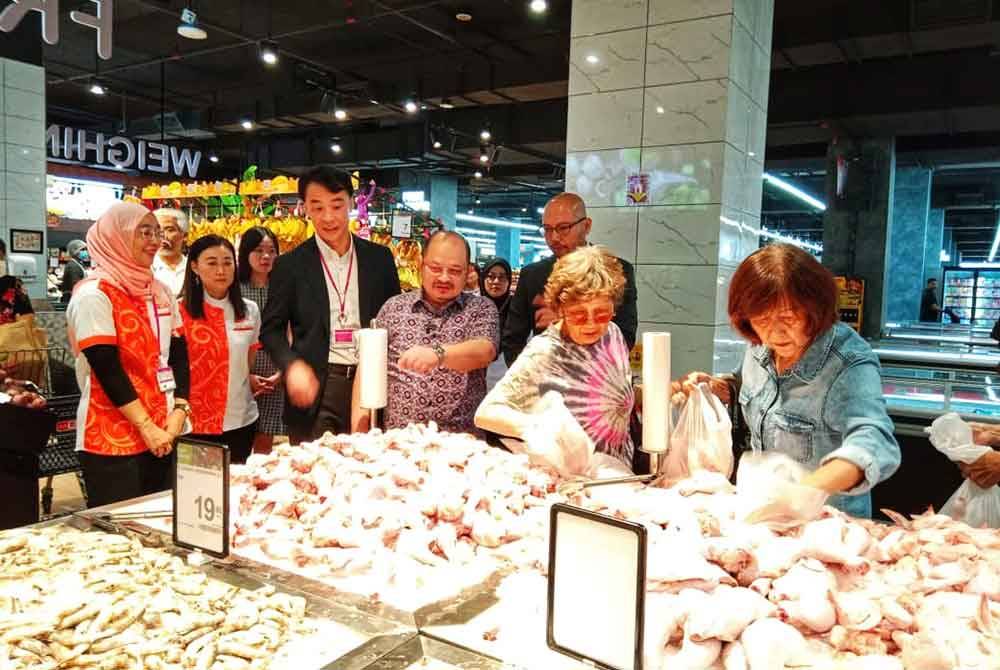Shamsul Iskandar (empat dari kiri) ketika meninjau sekitar AEON BIG Palm Mall Seremban.