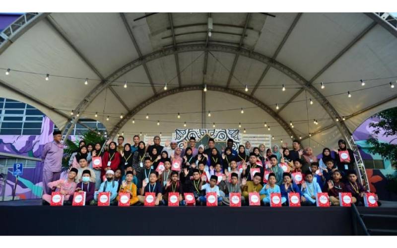 Anak-anak yatim dari SK Padang Jawa, Shah Alam bergambar beramai-ramai semasa Iftar Ala Madinah @Karangkraf 2024 bersama redONE Mobile dan Sinar Harian pada Khamis.