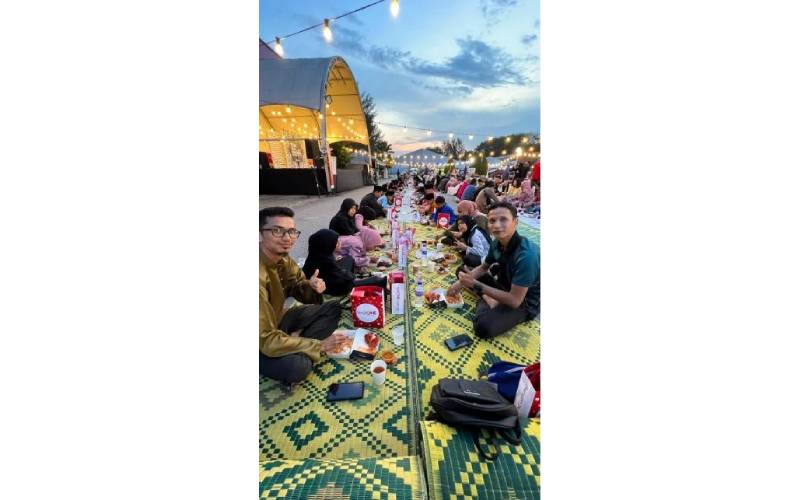 Orang ramai tidak melepas peluang merasai juadah berbuka yang disumbangkan redONE Mobile semena Iftar Ala Madinah @Karangkraf 2024.