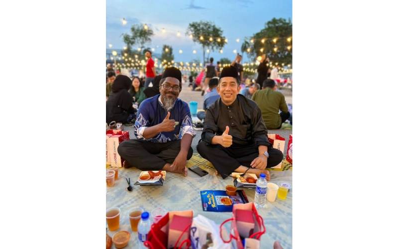 Guru Besar SK Padang Jawa, Mohd Salahuddin Nayan (kiri) turut bersama-sama menyertai Iftar Ala Madinah @Karangkraf 2024 bersama redONE Mobile dan Sinar Harian.