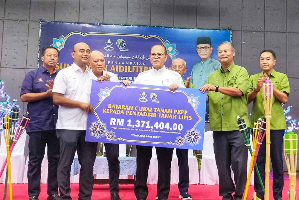 Penyerahan Cukai Tanah kepada pentadbir tanah Lipis oleh Ketua Pegawai Eksekutif (CEO) PKPP, Datuk Suhaimi Mohd Yunus (dua dari Kiri) sambil disaksikan Wan Rosdy (tengah)
