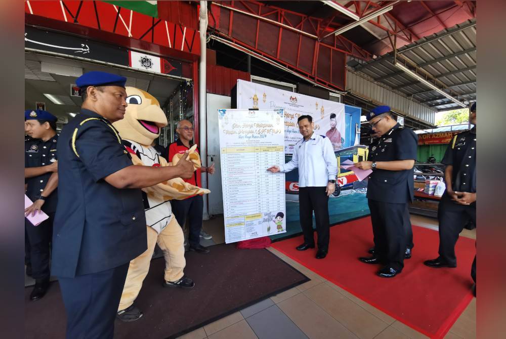 Shaharuddin (dua dari kanan) ketika melancarkan Skim Harga Maksimum Musim Perayaan (SHMMP) Hari Raya Aidilfitri 2024 Peringkat Negeri Terengganu pada Sabtu.