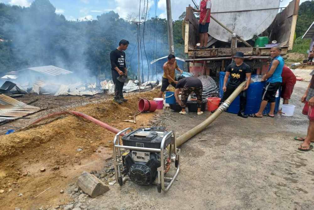 Pasukan bomba terpaksa menggunakan pam mudah alih menggunakan sumber air terbuka untuk memadamkan api dalam kebakaran di Kampung Tikandis, Jalan Sepulut, Sook, Nabawan.