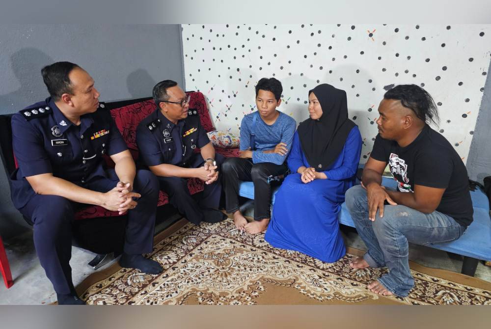 Mohd Khaizam (dua dari kiri) menyantuni keluarga Norzalifa selepas kedua anak mereka maut dalam nahas jalan raya pada Jumaat.