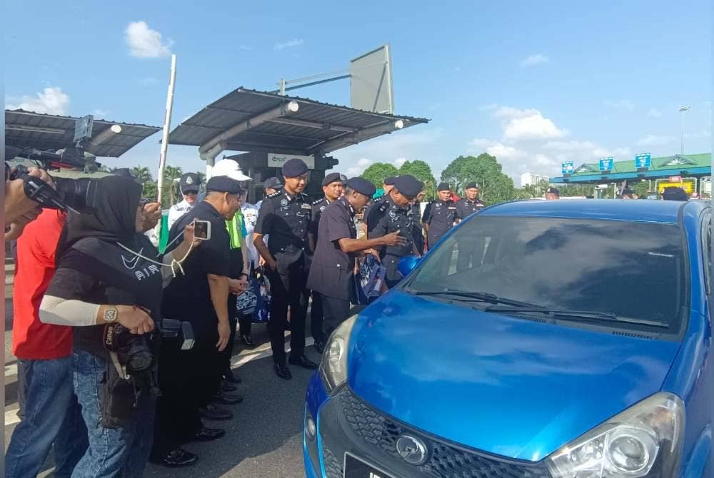 Polis Johor menjangkakan kenderaan yang memasuki negeri ini, termasuk dari Singapura akan meningkat lebih 300,000 sehari bermula Sabtu.
