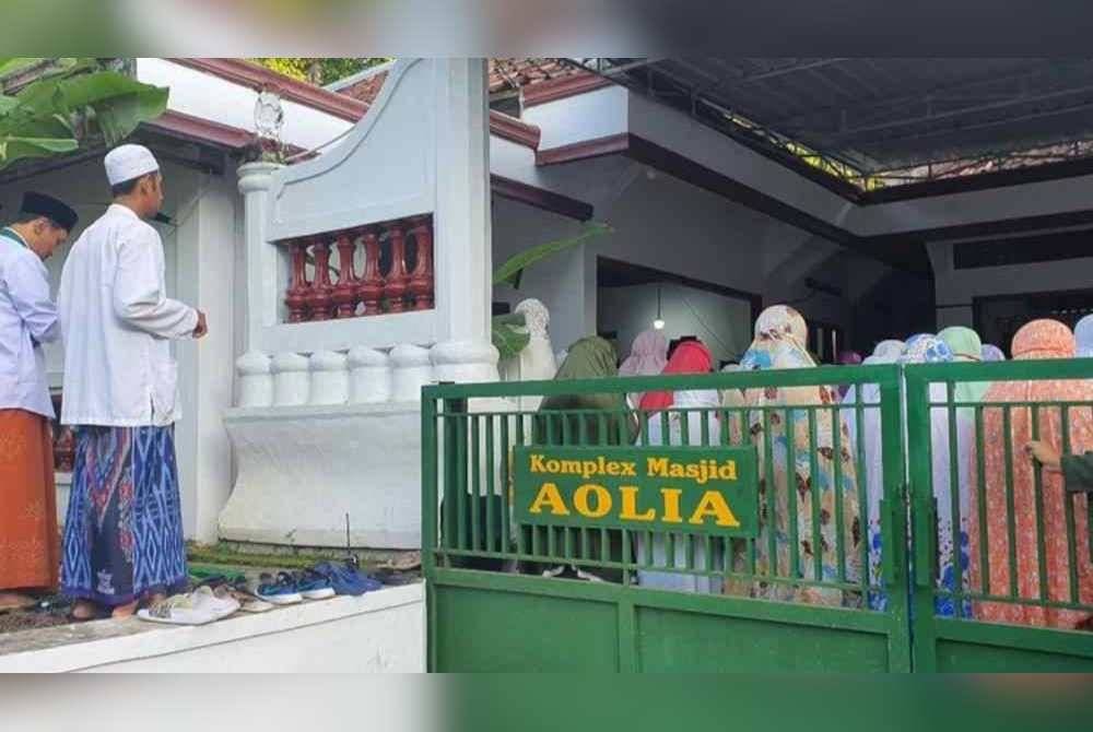 Jemaah Masjid Aolia di daerah Panggang, Gunungkidul, Jogjakarta menyambut 1 Syawal pada Jumaat. Foto Agensi