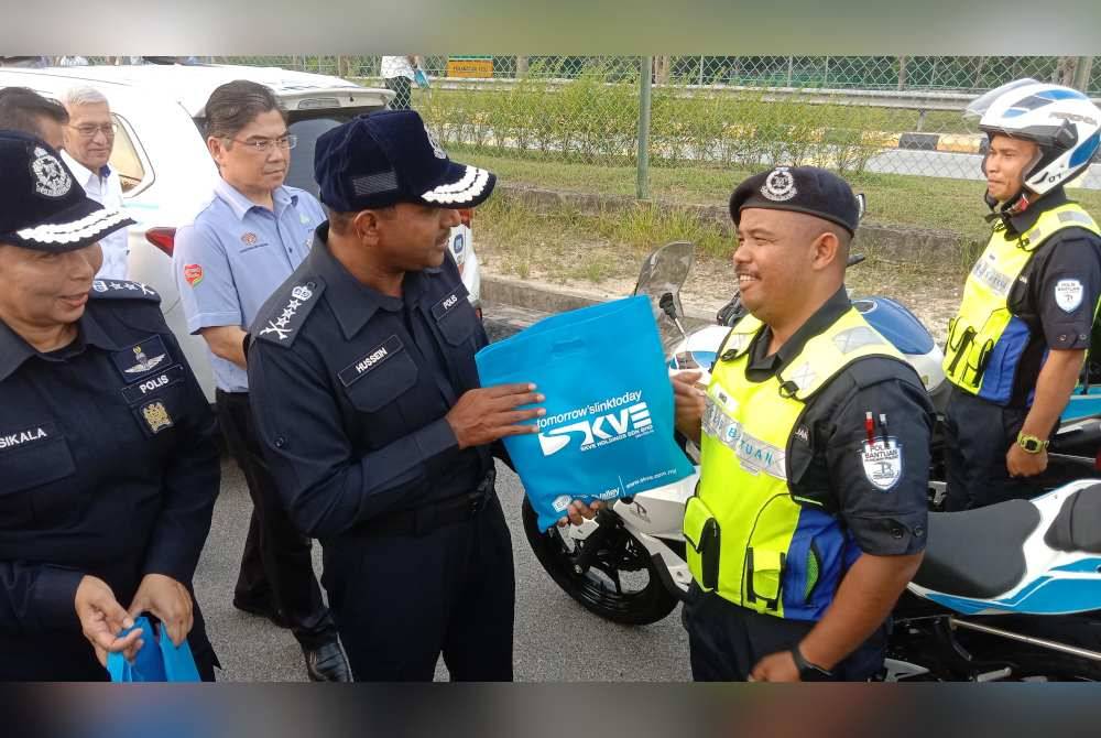 Hussein (dua dari kiri) ketika Majlis Pelancaran Op Selamat 22 peringkat Selangor anjuran Polis Diraja Malaysia (PDRM) dan PERKESO di Hentian Rehat dan Rawat Elmina arah utara, Lebuhraya Guthrie pada Sabtu.