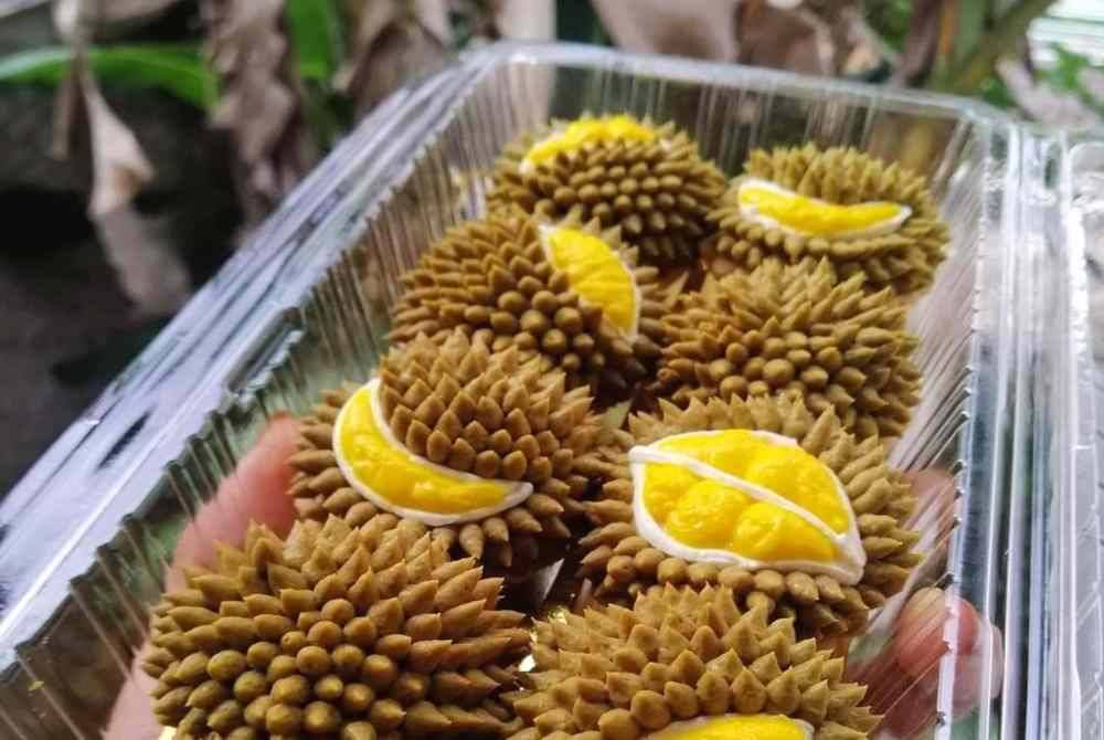 Dekorasi durian cheese tart memerlukan ketelitian kerana bentuknya mirip durian sebenar.