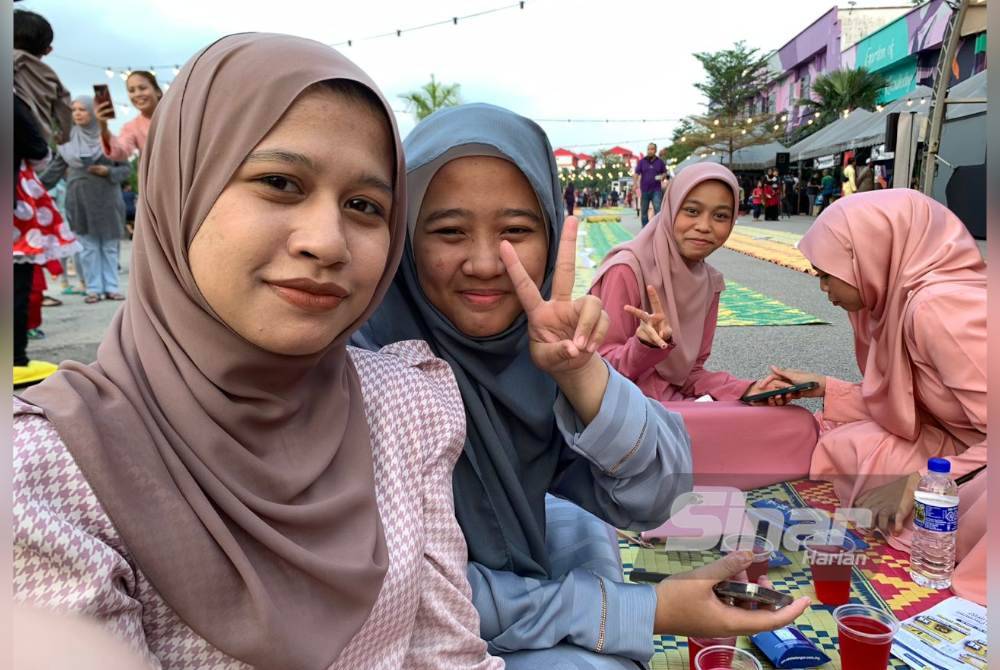 Karmila (kiri) bersama tiga sahabatnya tidak melepaskan peluang menyertai Iftar Ala Madinah@ Karangkraf pada Jumaat.