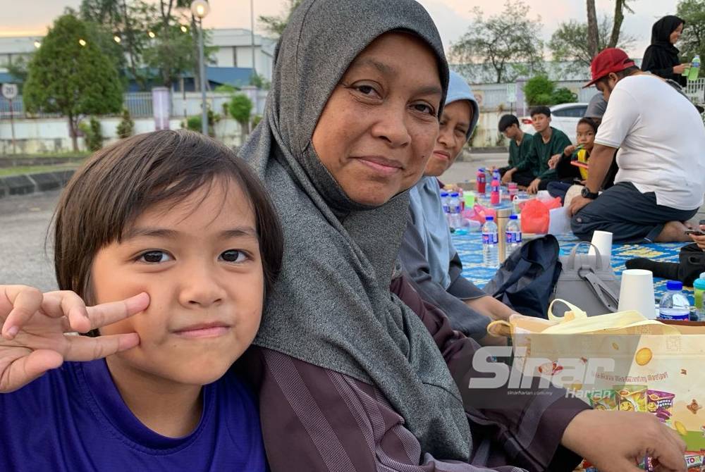 Nilam Suria bersama anaknya.