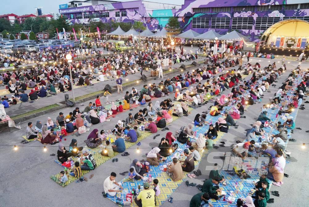 Suasana hari terakhir Iftar Ala Madinah@Karangkraf 2024 di Seksyen 15, Shah Alam pada Jumaat.