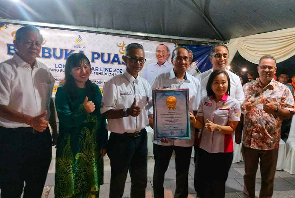 Sijil MBOR yang disampaikan oleh wakil MBOR, Lee Pooi Leng (kanan) kepada Suris (tiga dari kanan) yang disaksikan Mohamad Fakharudin (dua dari kanan).