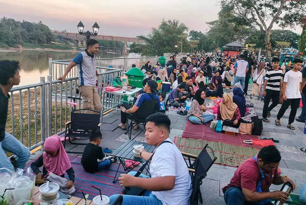 Hampir 5,000 pengunjung membanjiri iftar di tebing Sungai Pahang dekat Esplanade Temerloh 1 dan 2 pada Sabtu.