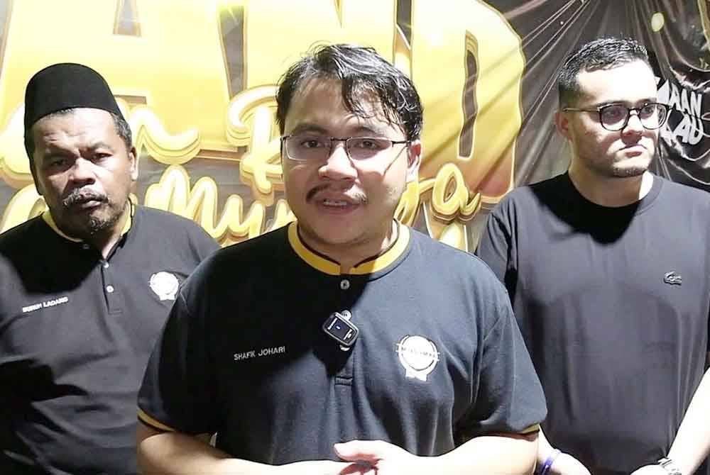 Shafieq (tengah) ketika ditemui di Bazar Aidilfitri di Bukit Sekilau di sini pada Sabtu malam.