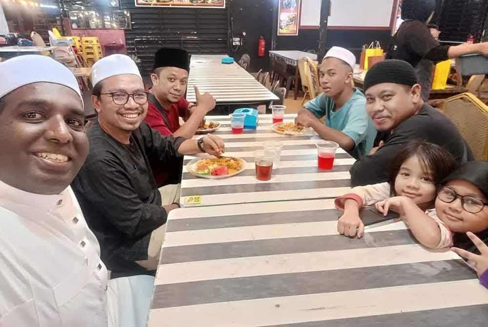 Muhammad Farhan (kiri) berbuka puasa bersama peserta. - Foto: FB Cikgu Param.