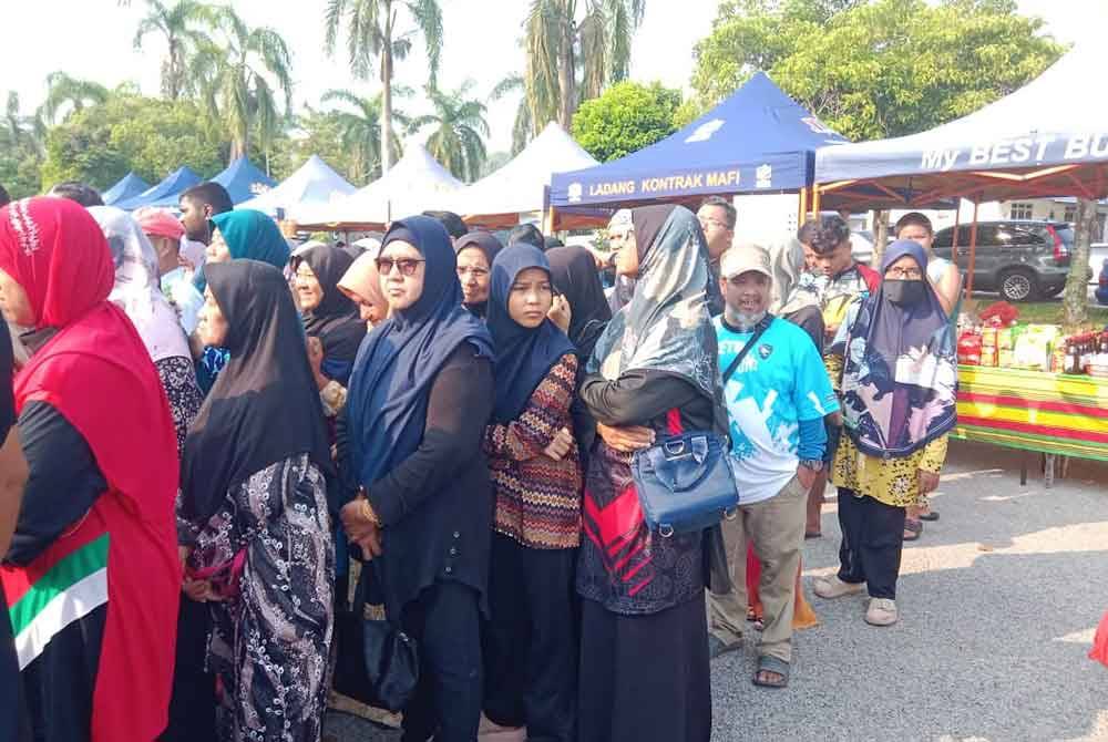 Orang ramai tidak lepas peluang beratur membeli telur RM5 sepapan.