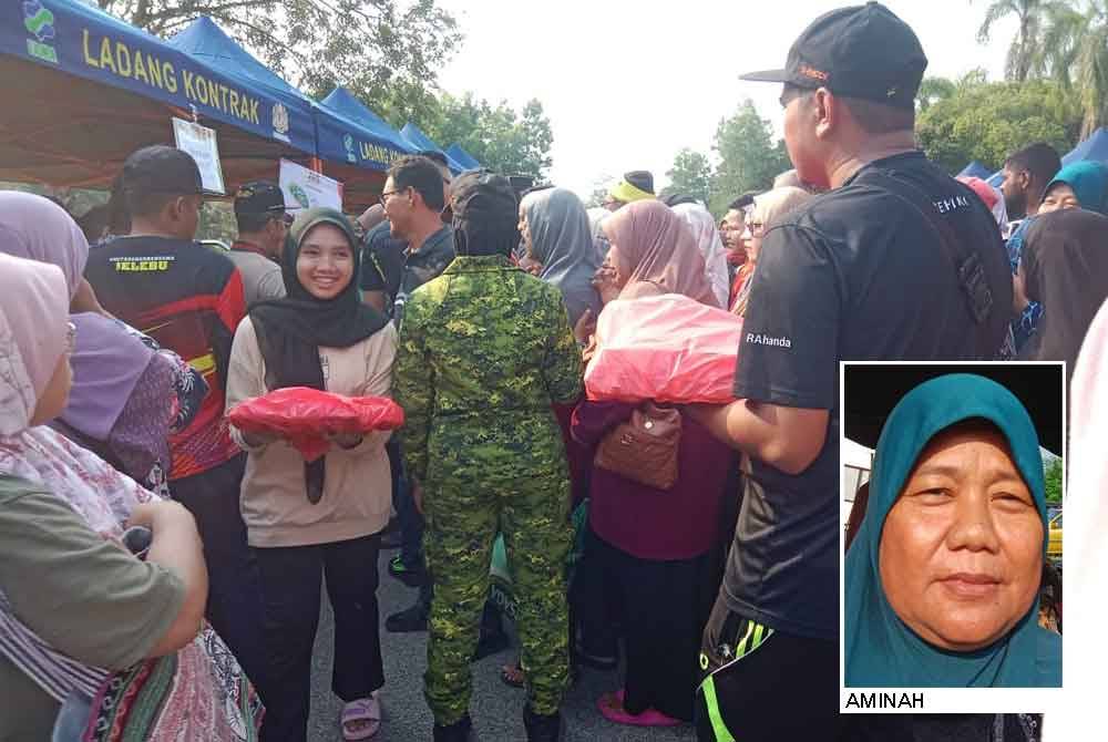 Seorang pembeli melemparkan senyuman apabila selesai membeli telur.