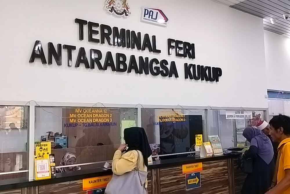 Kaunter tiket feri masih dibuka bagi membolehkan warga Indonesia pulang berhari raya di kampung halaman.