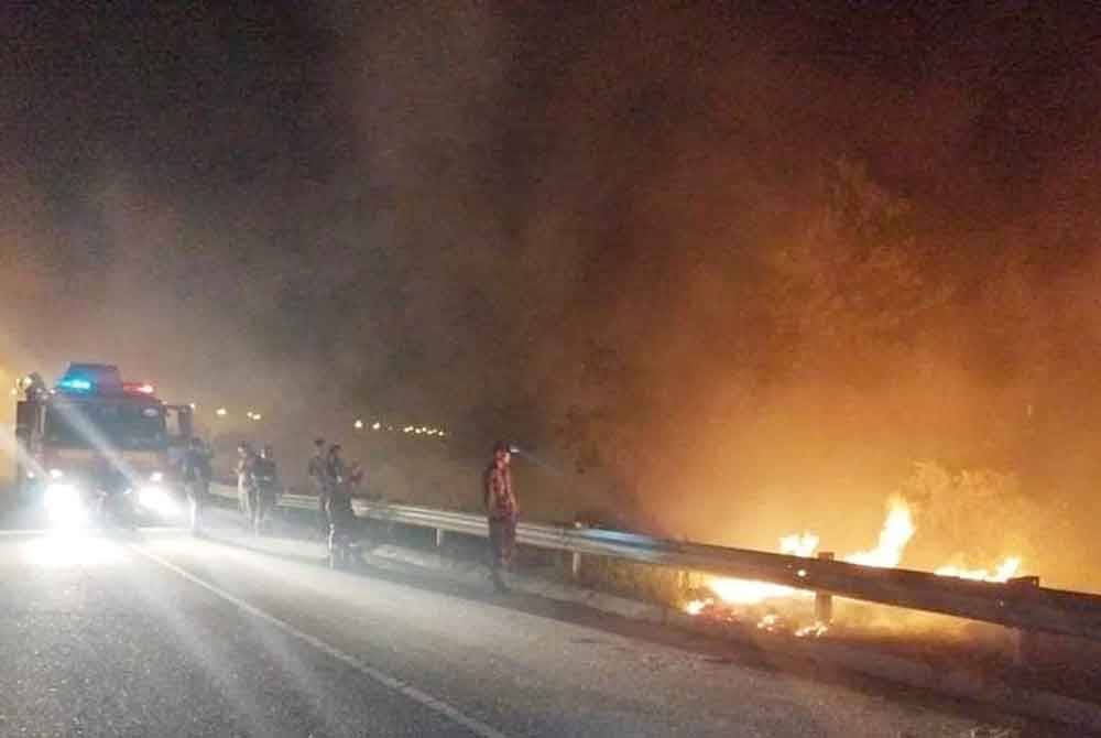 Kebakaran berlaku di Balok pada Sabtu. - Foto: FB Bomba Pahang