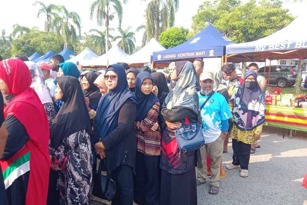 Pada program itu harga daging pejal ditawarkan RM27 sekilogram, telur sepapan RM5, beras tempatan 10 kilogram RM20, ada juga sayuran dan ikan air tawar sejuk beku percuma sehingga menyebabkan orang ramai tidak lepas peluang mendapatkannya biarpun terpaksa beratur panjang.