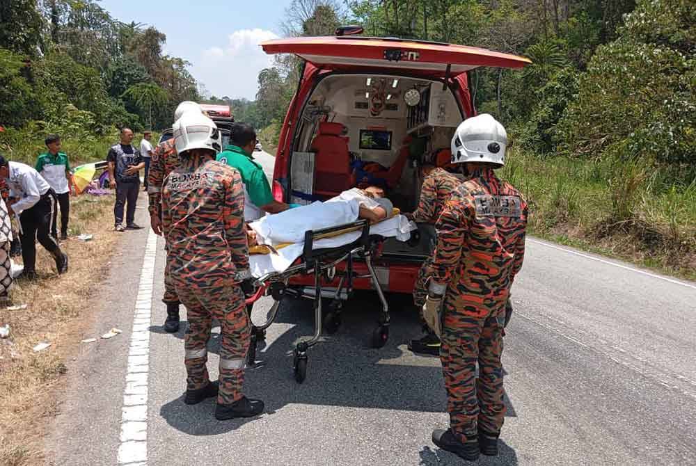 Mangsa cedera nahad dua kenderaan dibawa ke hospital bagi mendapat rawatan lanjut. - Foto:Bomba