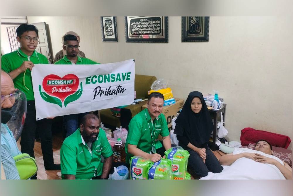 Zamzuri (dua dari kanan) ketika menziarahi remaja yatim piatu terlantar, Muhammad Azim Syukri, 23, di Taman Sejati.