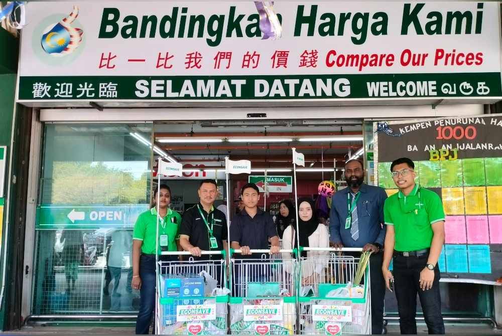 Zamzuri (dua kiri) bersama Nurul Fatin dan Adam (tiga kiri) di Econsave Bandar Puteri Jaya setelah selesai membeli barangan keperluan harian dan persiapan hari raya.