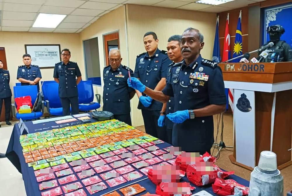 Sebahagian daripada dadah yang dirampas dalam dua serbuan, pada sidang akhbar di IPK Johor, Johor Bahru pada Ahad.