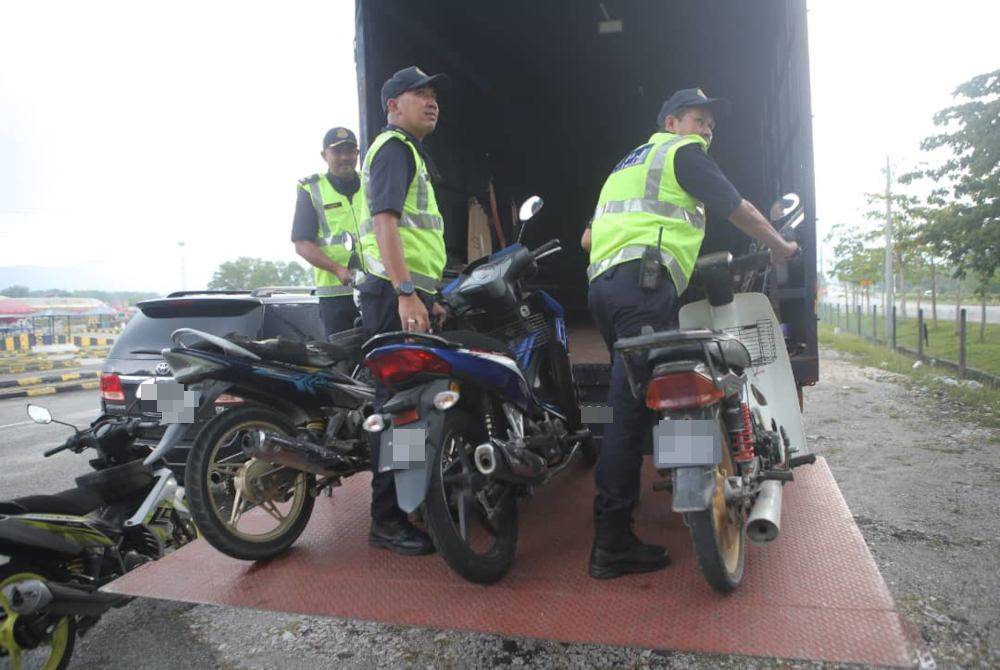 Sebahagian motosikal yang turut disita dalam Operasi Bersepadu Motosikal Hari Raya Aidilfitri Tahun 2024 di Bandar Meru Raya, pada Ahad.