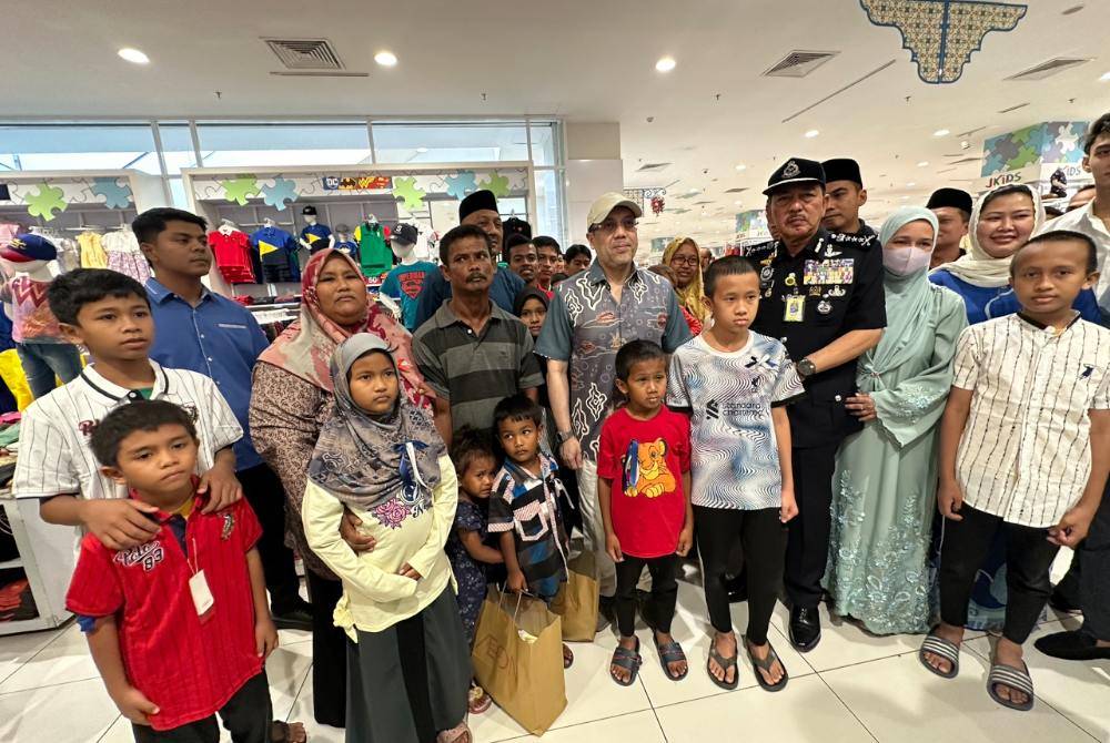 Tengku Muhammad Fakhry (tengah) bergambar dengan para penerima.