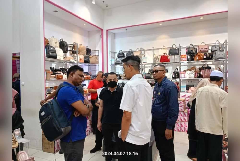 Pemantauan yang dilakukan di sebuah premis kasut yang mempunyai logo kasut didakwa mirip kalimah ALLAH. Foto Facebook Mohd Fared