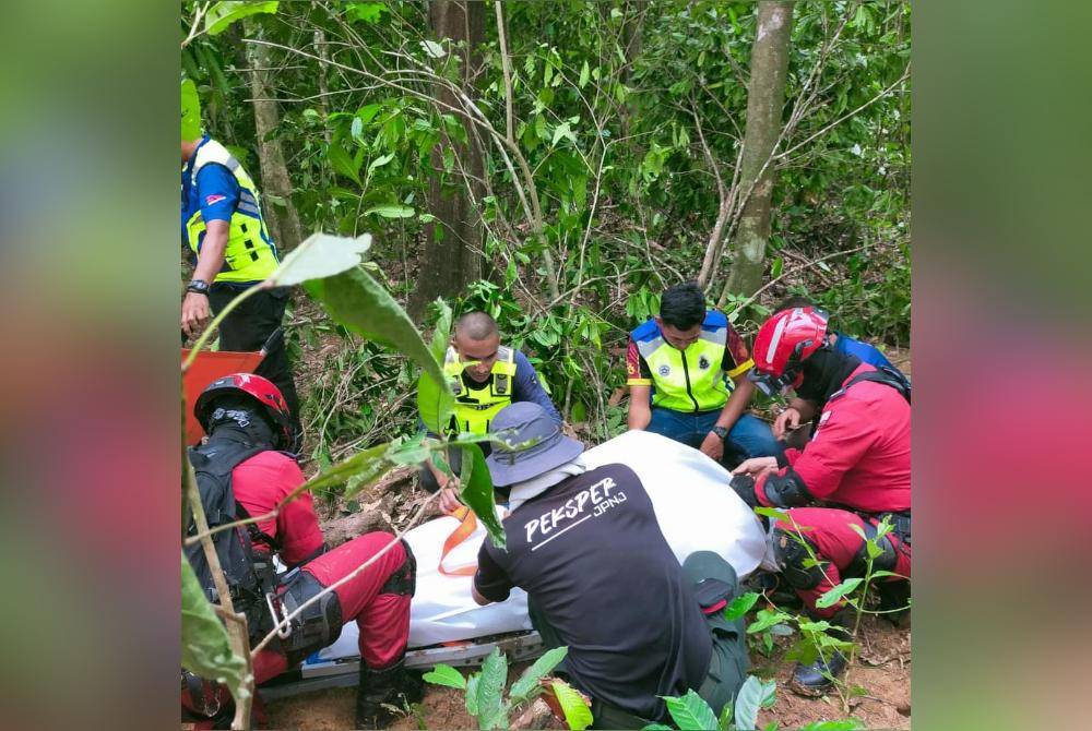 Anggota bomba dan polis melakukan operasi membawa keluar pemancing yang disyaki lemas di sungai Gunung Panti, Kota Tinggi. Foto JBPM