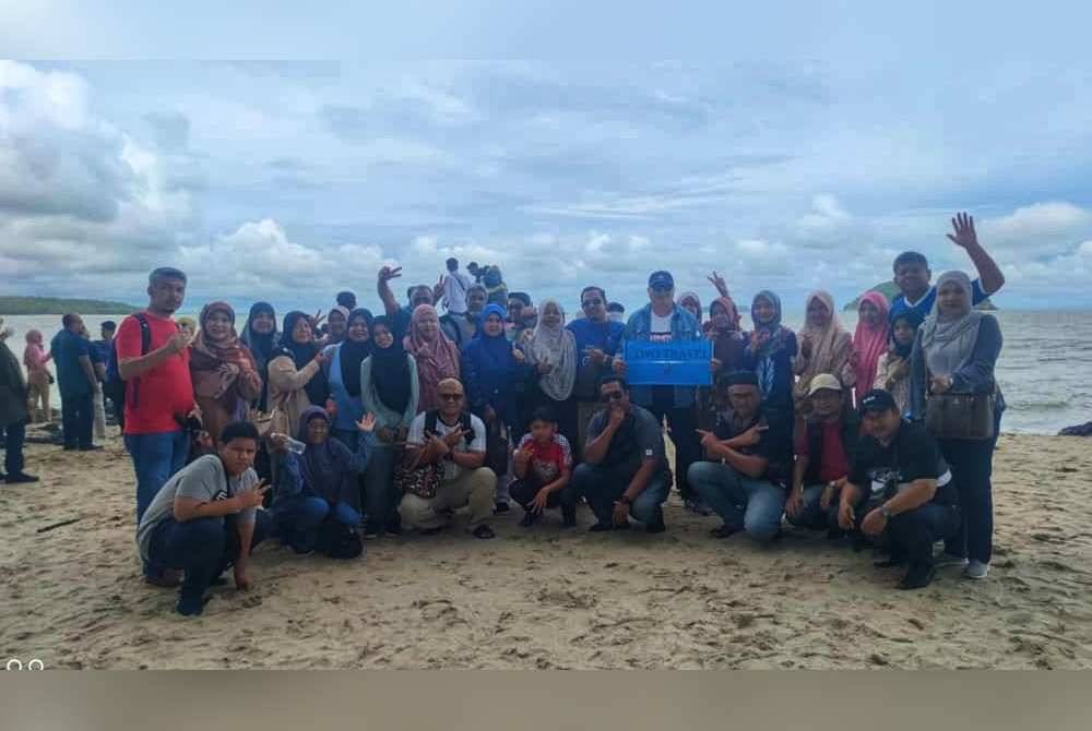 Pelanggan-pelanggan yang mengambil pakej pelancongan jomcutidotcom mengabadikan kenangan di lokasi percutian.