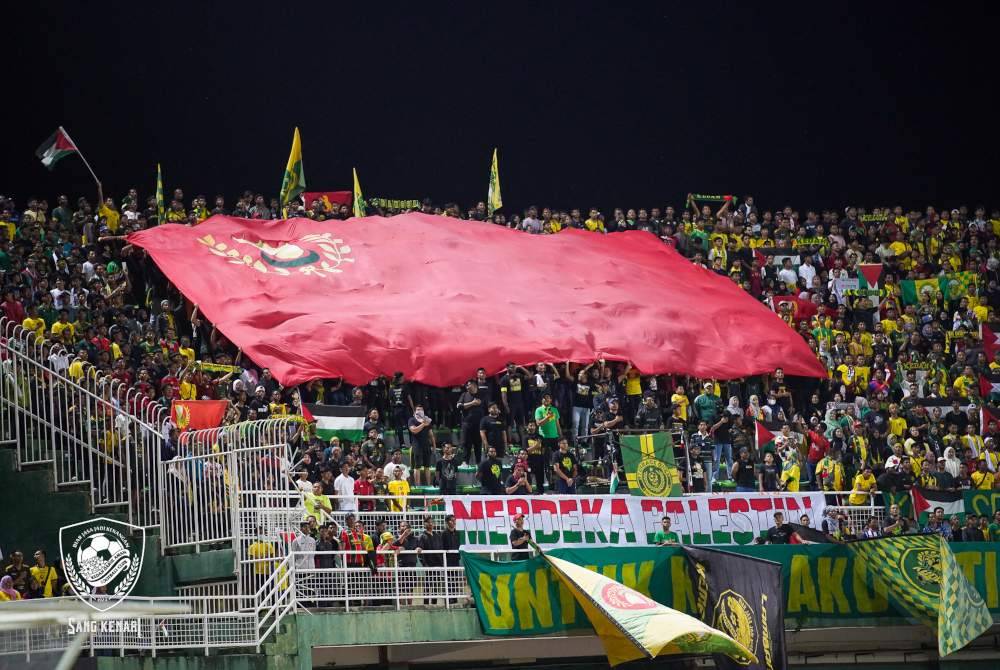 Penyokong-penyokong setia Kedah membanjiri Stadium Darul Aman sebagai tanda sokongan setiap kali perlawanan membabitkan skuad Kenari. Foto Kedah Darul Aman FC.