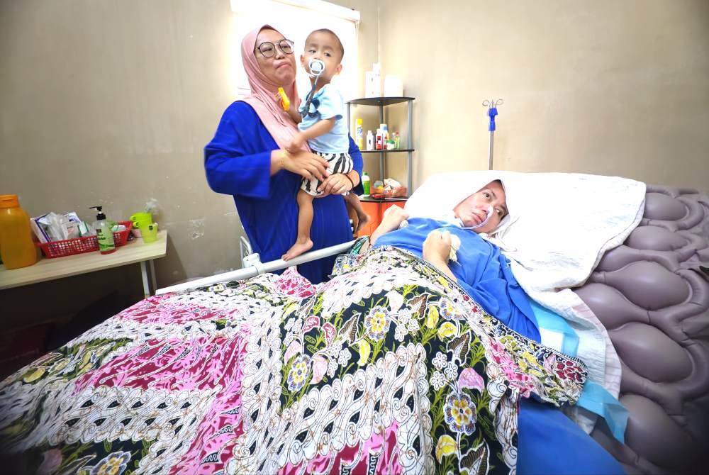 Fauziah (berdiri) reda yang rayanya tidak lagi seperti dahulu kerana perlu menjaga Jahidah.