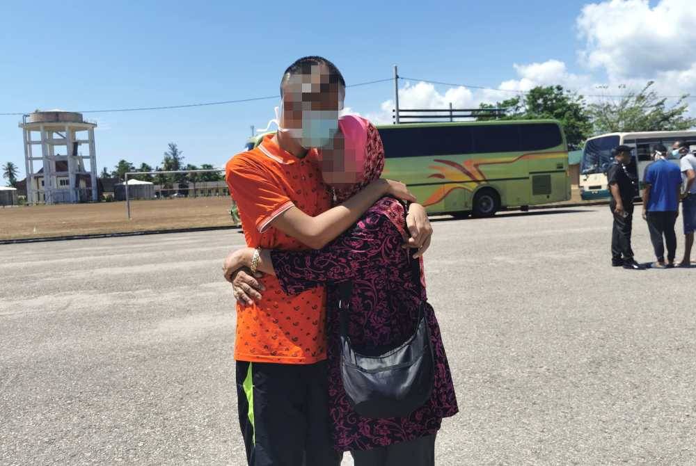 Seorang banduan melepaskan kerinduan terhadap keluarganya selepas dibebaskan secara berlesen melalui PBLS Ihsan Madani.