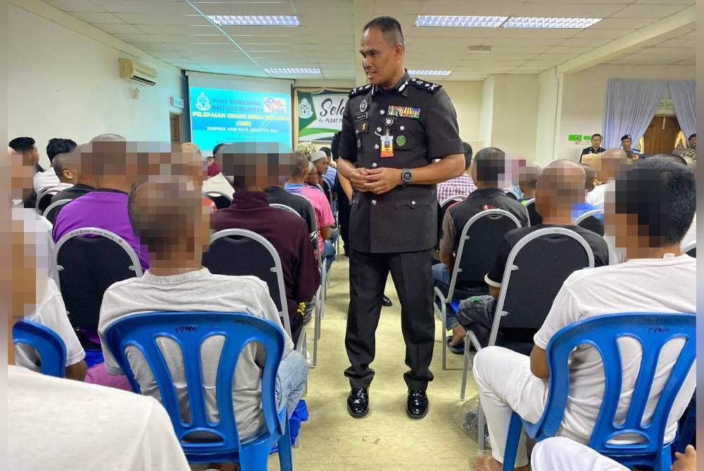 Mohd Nasir beramah mesra bersama prospek ketika Program Pelepasan OBB di PPA Machang.