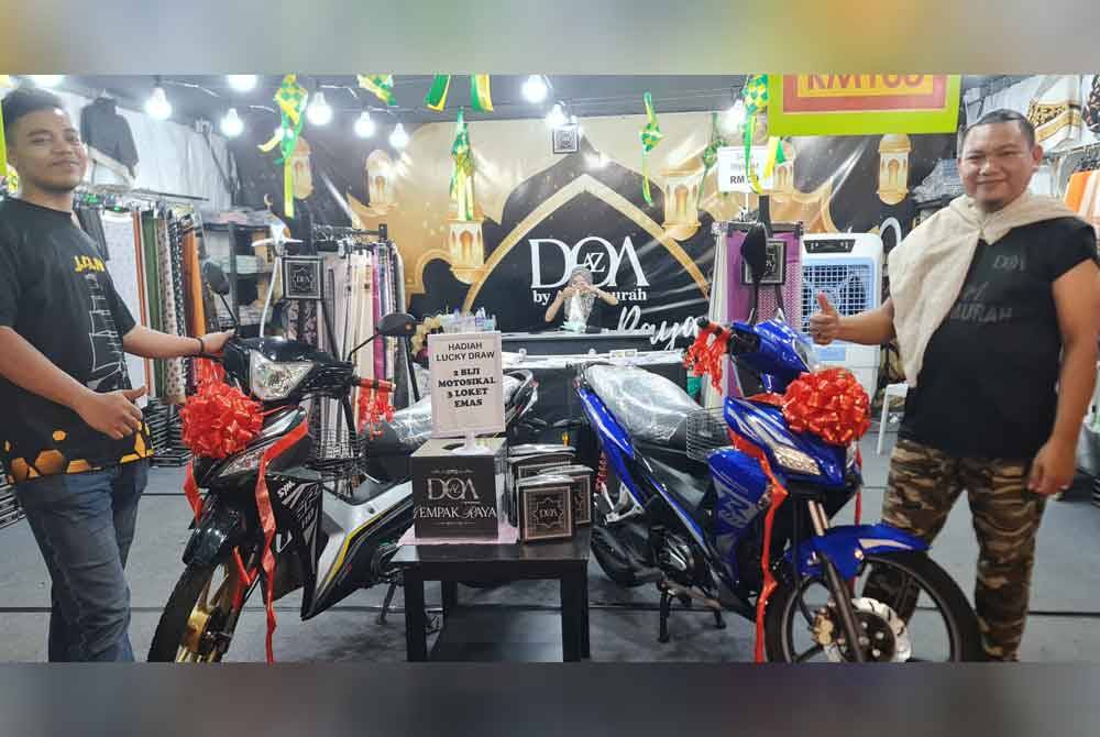 Mohd Razis (kanan) menawarkan motosikal kepada pembeli bertuah.