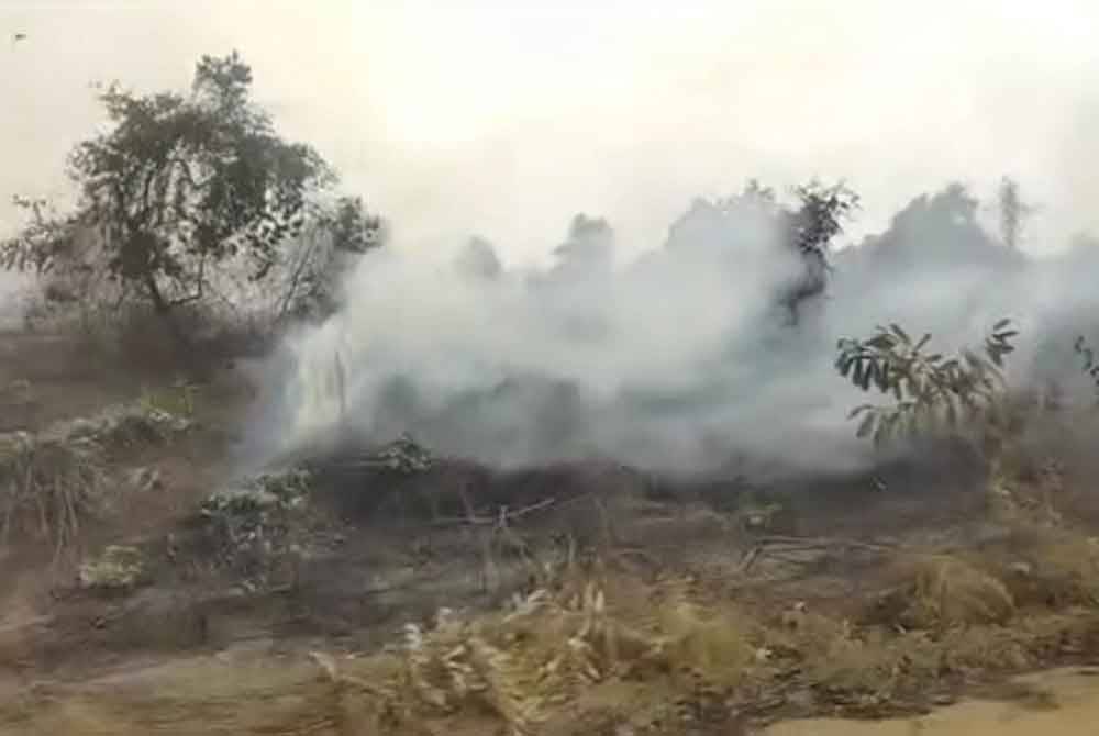 Asap masih kelihatan selepas kerja- kerja pemadaman api di kawasan belukar di Gebeng selesai.