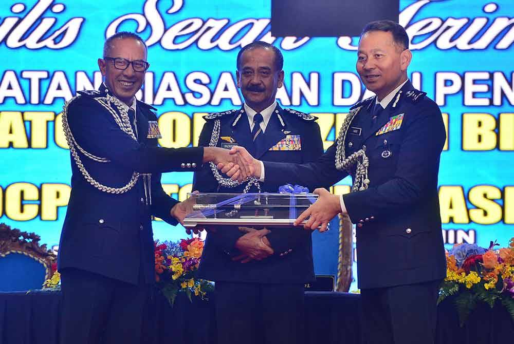 Razarudin (tengah) menyaksikan serah terima tugas Pengarah JSPT Bukit Aman antara Mohd Azman (kiri) kepada Mohd Nasri di Pusat Latihan Polis (Pulapol), Kuala Lumpur pada Isnin. Foto Sinar Harian-Asril Aswandi Shukor