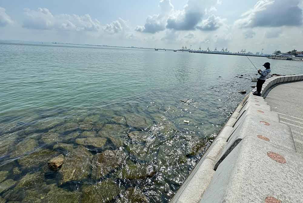 Tinjauan mendapati, keadaan air laut di Padang Kota Lama jernih dan tidak seperti biasa yang berkeladak dan keruh.