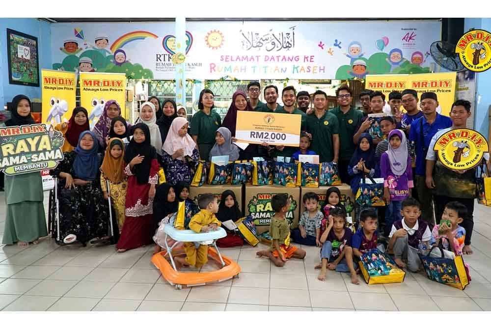 Anak-anak yatim ‘Rumah Titian Kaseh’ ‘Raya Sama-Sama’ sukarelawan Yayasan MR D.I.Y, Alif Satar dan The Locos.