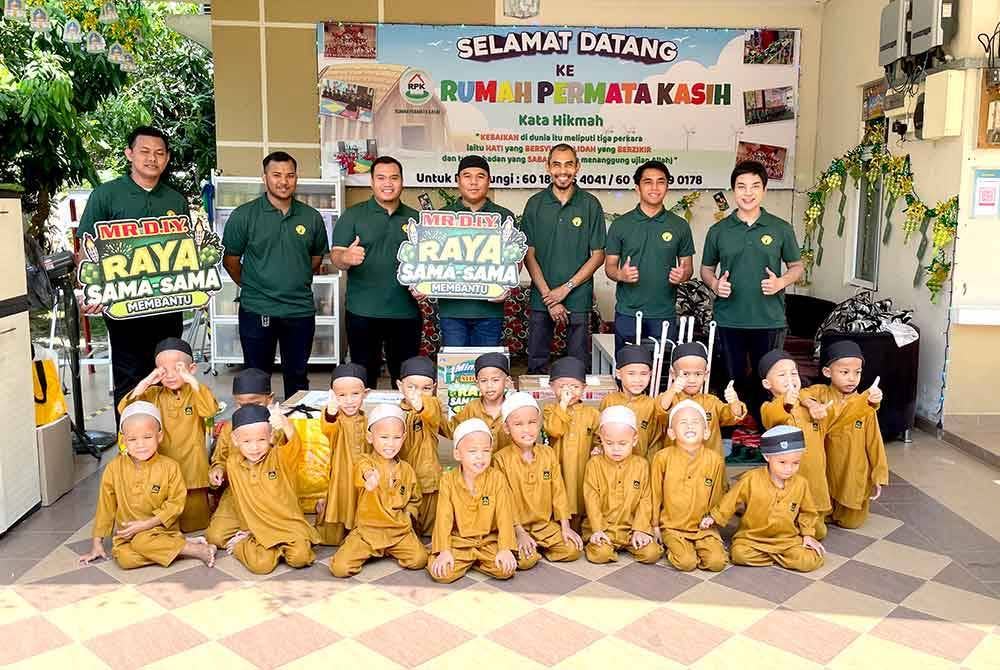 Salah sebuah rumah kebajikan, Rumah Anak Yatim, Taman Seri Mengkuang, Kubang Semang, Pulau Pinang, menerima sumbangan Hari Raya Aidilfitri 'Raya Sama-Sama' daripada Yayasan MR D.I.Y.